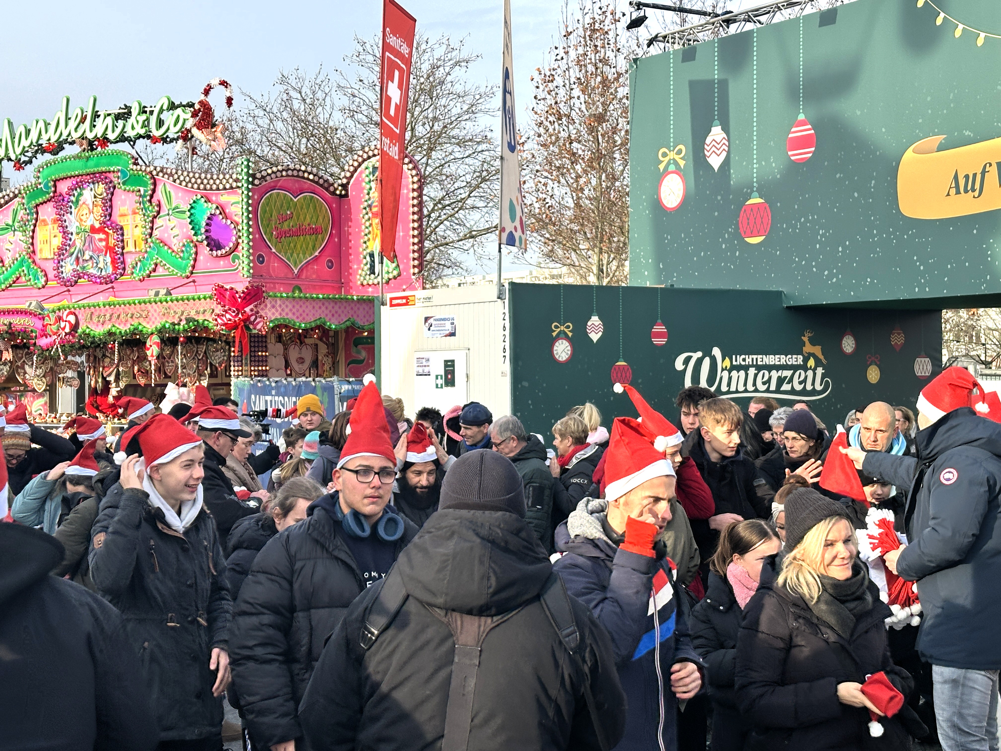 Zum Start des Handicap Days strömen mehr als 3.500 Kinder, Jugendliche und Erwachsene mit Nikolausmützen auf das Gelände der Lichtenberger Winterzeit am frühen Donnerstagmorgen | BERLINboxx